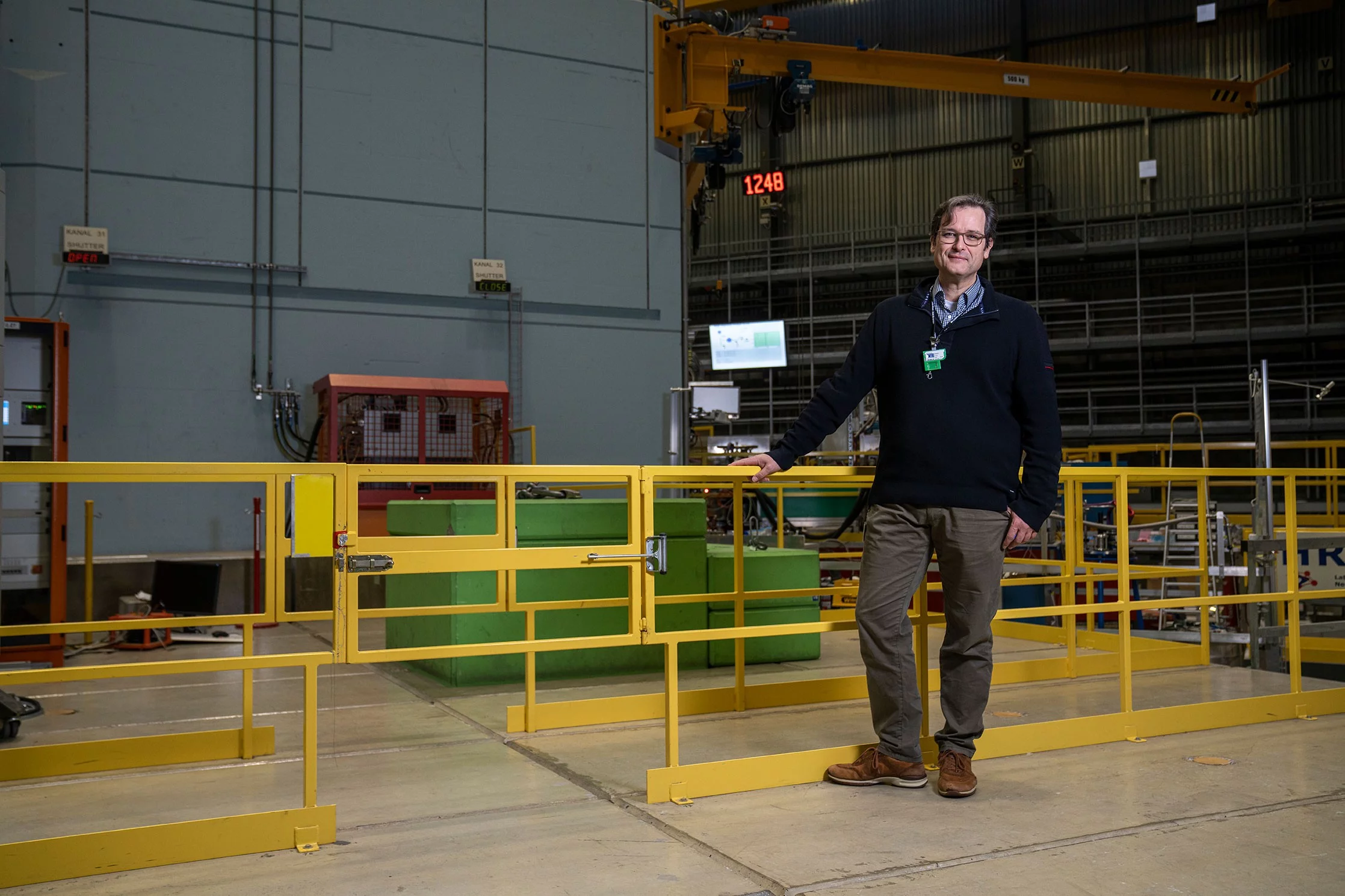David Mannes, chercheur au PSI, dans la halle d’expérimentation de la source suisse de neutrons à spallation SINQ.