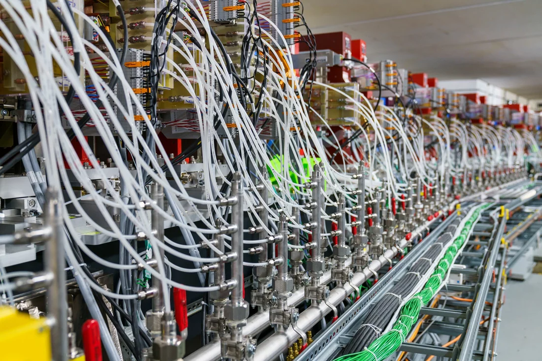Some 30,000 cables with a total length of 504 kilometres wind their way through the complex large research facility of the SLS. 